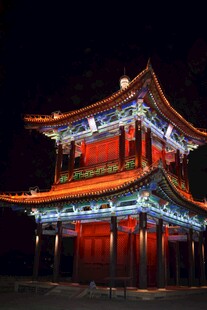古亭夜景 灯火璀璨映古韵