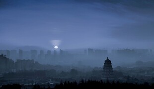 月夜下的静谧古塔