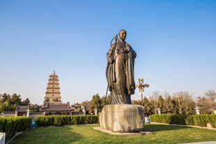 户外巨型雕像与古塔景观