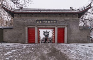 中式古建大门雪景