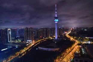 城市夜景中的高耸电视塔