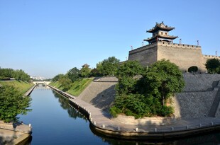古城河畔的巍峨城楼