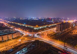 城市夜景交叉路口璀璨灯火