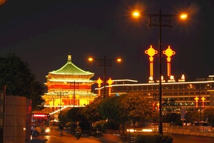 西安夜景中的古典建筑