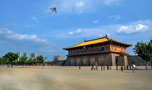 中式古建筑蓝天白云下