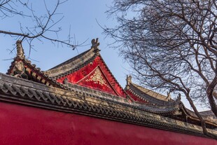 红墙金瓦古建筑一角
