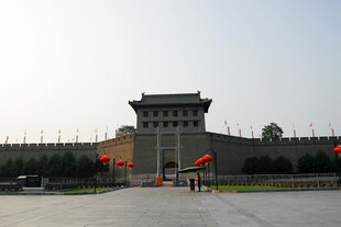 古城楼前开阔广场景观