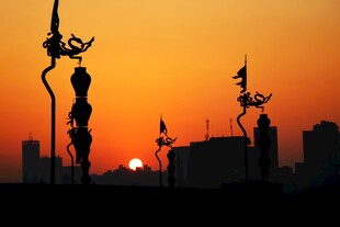 夕阳下的城市雕塑景观