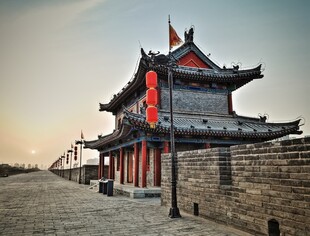 古城墙畔的中式古建筑