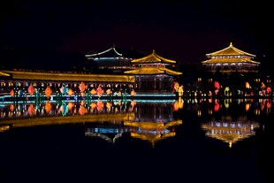 古都夜景璀璨楼阁映湖面
