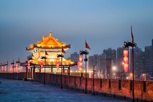 古城夜色中的璀璨楼阁