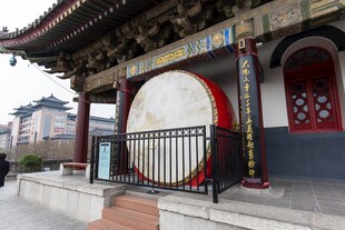 中式建筑前的大鼓