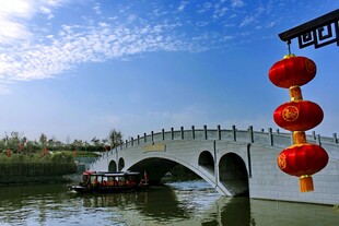 古桥河畔挂红灯笼美景