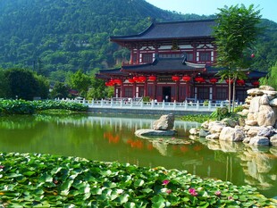 中式园林湖畔古建筑美景