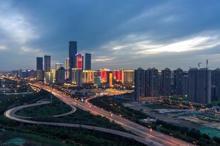 城市黄昏下的繁华交通景观