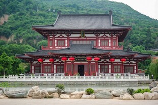 中式古建筑青山环绕之景