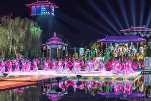 水上舞台绚丽表演场景