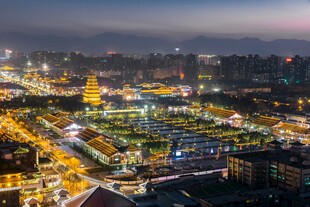 城市璀璨夜景俯瞰图