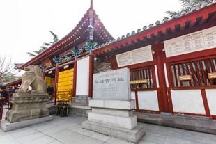 中式传统庙宇建筑一角