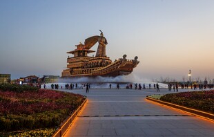 巨型船雕塑景观