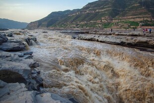 湍急河流与岸边山石景观