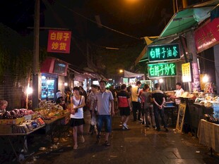 热闹的夜间街头小吃摊