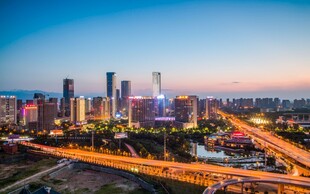 城市黄昏交通与高楼景观