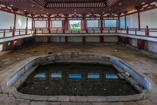 中式古建内的方形水池