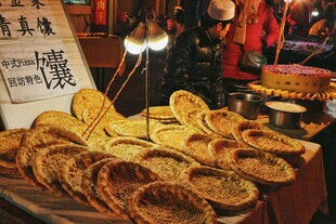 夜市摊位上的美味烤饼