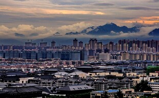 城市天际线与远处山峦