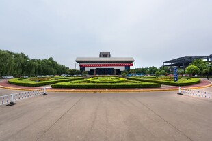 庄严建筑前的开阔景观