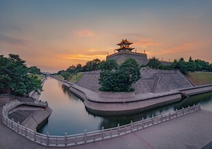 古城河畔夕阳下的古建筑