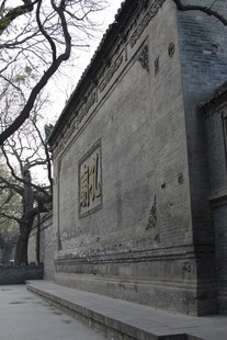 古老灰墙建筑静谧街道