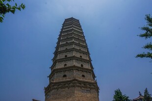 古老宝塔矗立蓝天之下