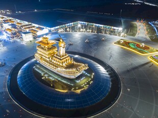 璀璨夜景中的华丽金色建筑