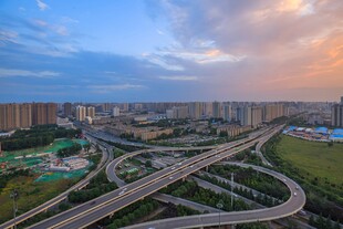 城市黄昏下的交错立交桥