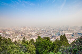 俯瞰城市与葱郁山林景观