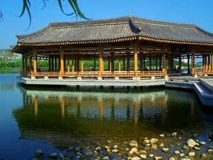 湖畔中式水上亭阁美景