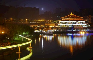 江边璀璨夜景中的华丽建筑