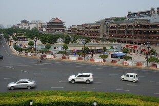 城市道路与周边建筑景观