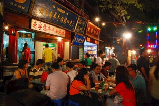 热闹的夜间街头餐饮场景