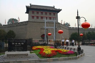 西安古城墙前的美丽景致