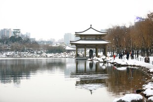 雪后湖畔古亭美景