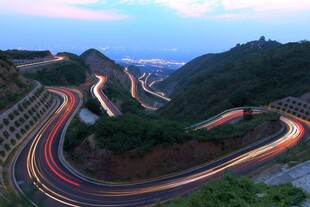 山间公路绚丽光影奇观