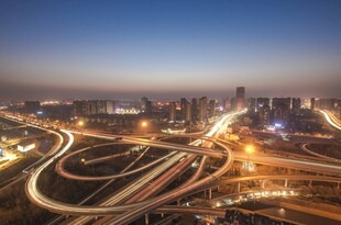 城市夜景中的璀璨立交桥