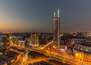 城市夜景中的繁华高架桥