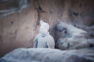 洞穴中的神秘白色雕像