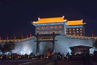 夜晚下的中式古建筑景观