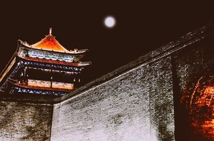 月夜下的古城楼美景