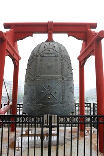 巨大古钟立于红架之下